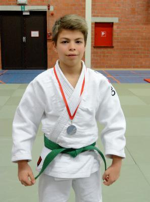 Hier Gregory met de JUISTE ZILVEREN MEDAILLE nadat de vergissing werd vastgesteld door de jury!!!