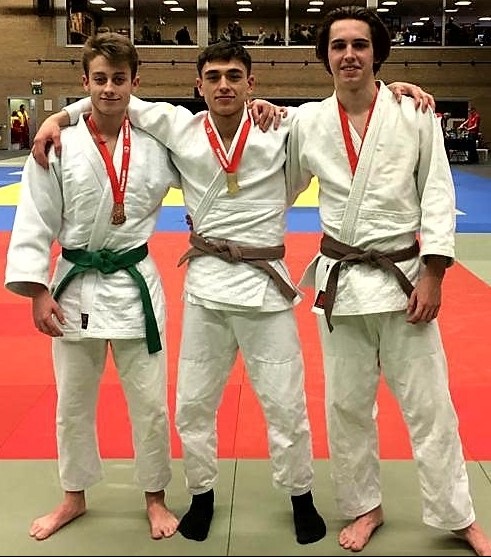 vlnr: Kevin De Leersnyder (brons), Zelem Batchaev (goud) en Tom Van Laer (zilver) medaillewinnaars
...ontbreekt Mo Ayubov (brons) en Jachja Mirzaev (brons) voor JEUGDBEKER 2019.
