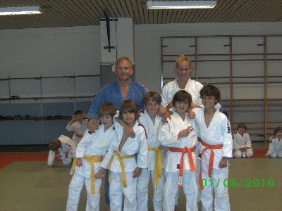 Finn Brouwer - geel,
Tom Van Laer - geel,
Robbe Van Rompaey - geel,
Colin Hamaway - oranje 4°KYU
Jelle Essers - oranje 4°KYU

Begeleiding: Roger Alen-Hoofdtrainer en Lotte Vranken-Assistent/trainer.