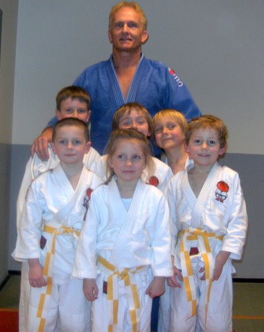 - Sensei Roger Alen<br>
- achterste rij met wit/geel geblokte gordel: Thijs Heremans, Timo Callewaert en Stef Huskens (gele gordel)<br>
- voorste rij met wit/geel geblokte gordel: Alec Claessens, Isabella Tolhoek en Seppe Pauwels.<br>