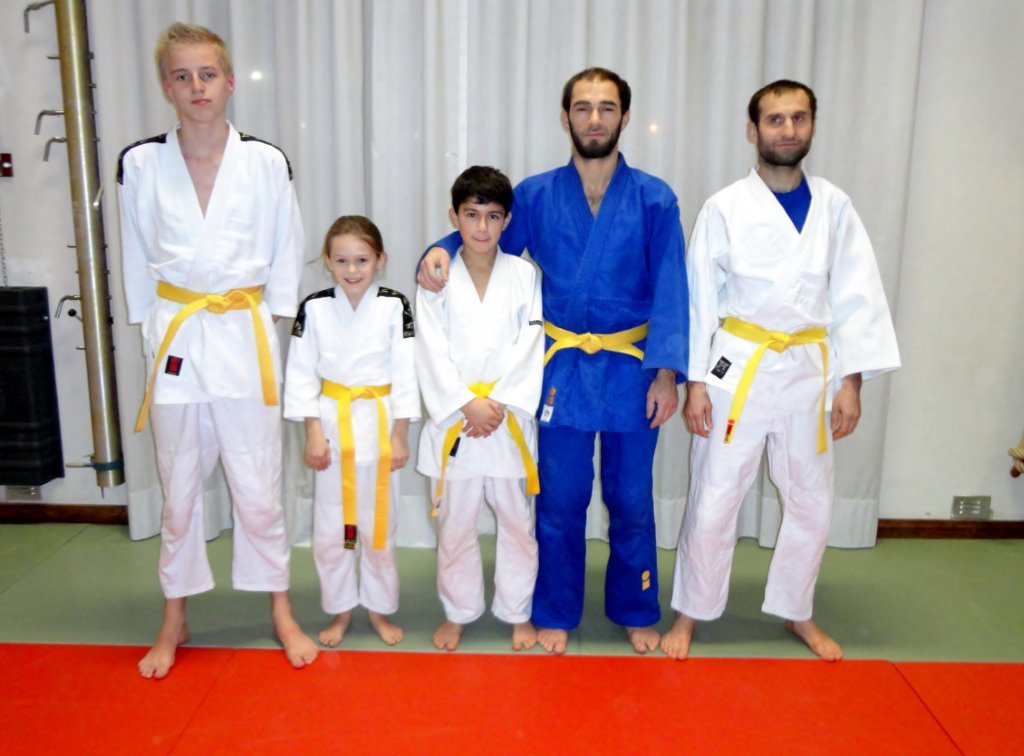 Slaagden in hun examen voor 5de KYU:<br>
Geoffrey, Mira, Zaynal+vader Ibrahim en Zakir