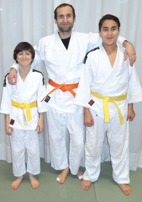 EXAMENS GEEL + ORANJE GORDELS 11-12/2015<br>
vlnr: Jachja, Zakir en Christopher