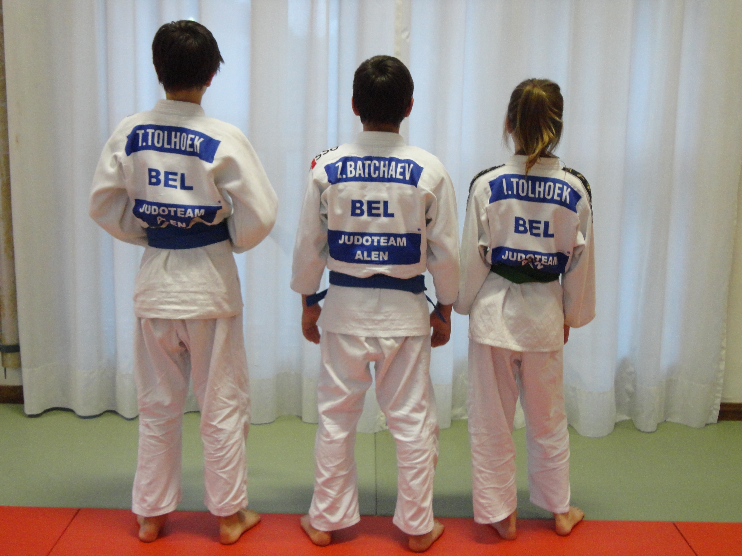 Een leuke foto via het rugnummer na het examen voor 3°KYU en 2°KYU:
vlnr: Tristan, Zelem & Isabella