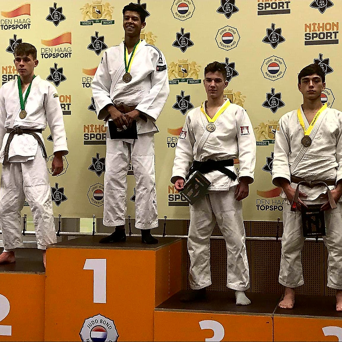 ZELEM BATCHAEV VEROVERT NA EEN SUPERHARD PARCOURS het BRONS.
Hij won verscheidene kampen met TOPJUDO en scoorde WAZARI'S en IPPONS en stootte door tot in de 1/2 finale.  Hier kwam hij tegen zijn sterke rivaal, doch het werd een gevecht op leven en dood. Zelem zijn rivaal draait zijn worp in, maar Zelem is supersnel en kan ontwijken als de beste en eindigt op zijn buik.  Tot grote ergernis van alle omstaanders en zelfs concurrentie liet van zich horen dat de scheidsrechter een fout had gemaakt. Doch niets is er aan te veranderen. Gelukkig kon Zelem nog herkansen en veroverde dan toch nog het BRONS.
Een dikke proficiat Zelem en mooi werk.