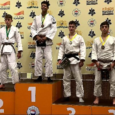 ZELEM BATCHAEV VEROVERT NA EEN SUPERHARD PARCOURS het BRONS.
Hij won verscheidene kampen met TOPJUDO en scoorde WAZARI'S en IPPONS en stootte door tot in de 1/2 finale.  Hier kwam hij tegen zijn sterke rivaal, doch het werd een gevecht op leven en dood. Zelem zijn rivaal draait zijn worp in, maar Zelem is supersnel en kan ontwijken als de beste en eindigt op zijn buik.  Tot grote ergernis van alle omstaanders en zelfs concurrentie liet van zich horen dat de scheidsrechter een fout had gemaakt. Doch niets is er aan te veranderen. Gelukkig kon Zelem nog herkansen en veroverde dan toch nog het BRONS.
Een dikke proficiat Zelem en mooi werk.