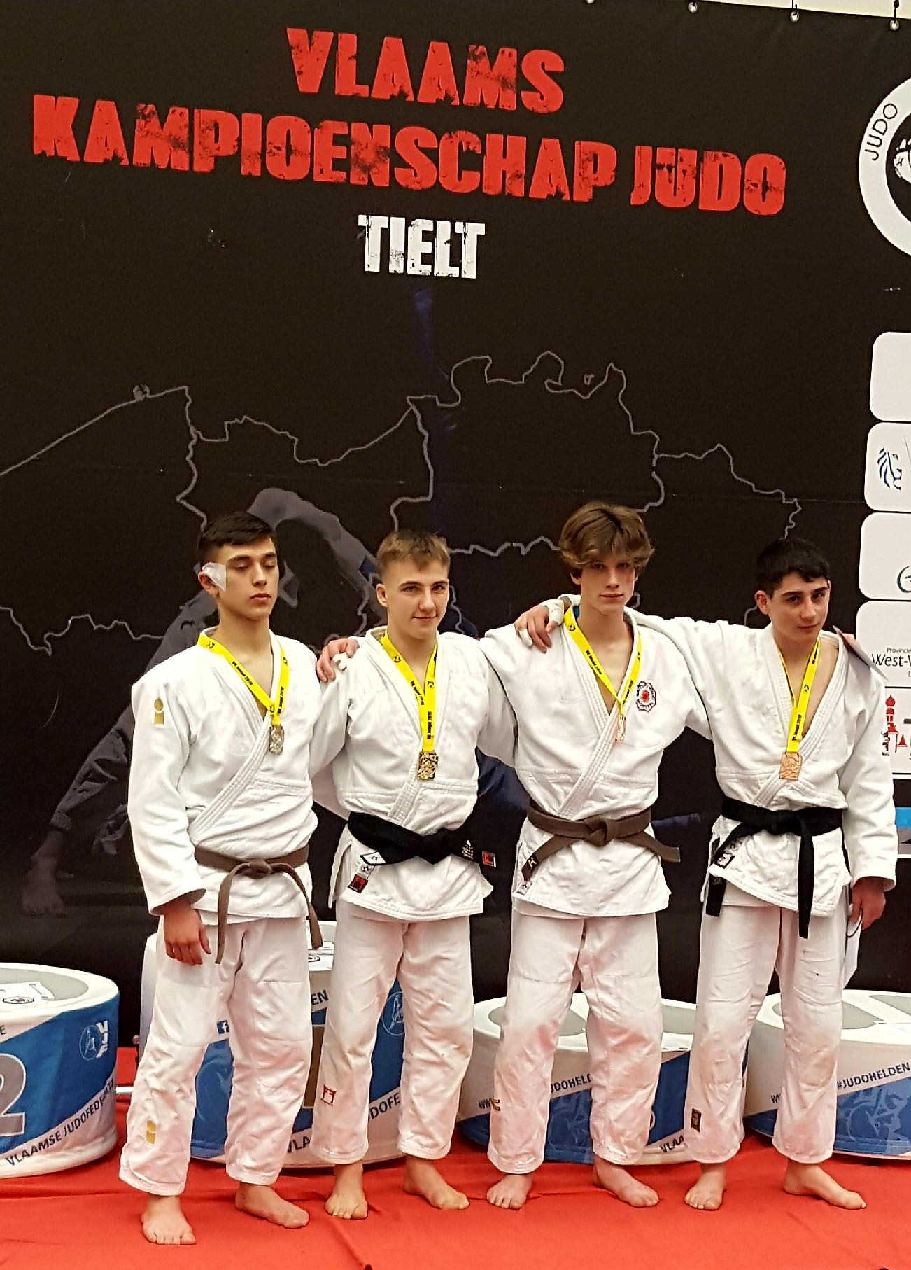 Zelem BATCHAEV (uiterst links) verovert in een zware reeks het ZILVER.
Klaar voor het BELGISCH KAMPIOENSCHAP!
