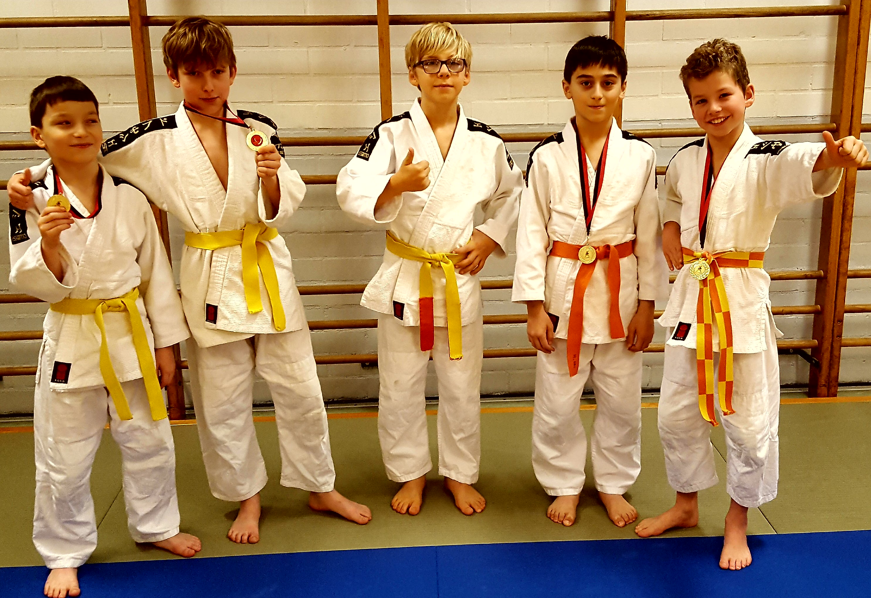 Hier onze beginners die allen een prijs wonnen bij het toernooi ANTWERP IPPON TROPHY!
vlnr. Oemar, Jonas, Maddox, Moehamed-Ali en Yasin