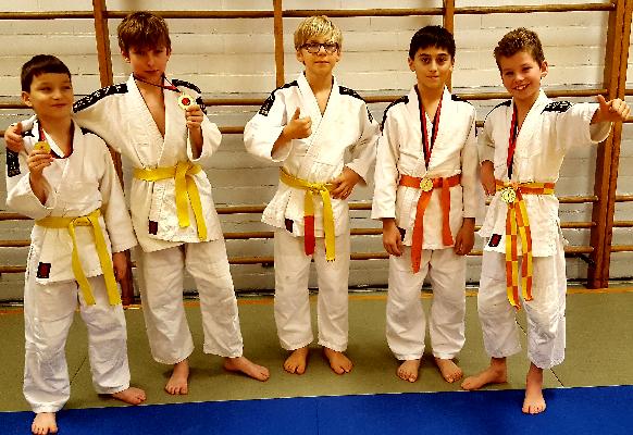 Hier onze beginners die allen een prijs wonnen bij het toernooi ANTWERP IPPON TROPHY!
vlnr. Oemar, Jonas, Maddox, Moehamed-Ali en Yasin