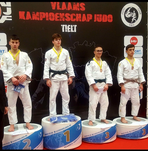 Na zijn PROVINCIALE TITEL baant Zelem zich een weg door de loodzware loting van dit VLAAMS KAMPIOENSCHAP en verovert hier het BRONS.
Podium zie uiterst rechts! PROFICIAT!